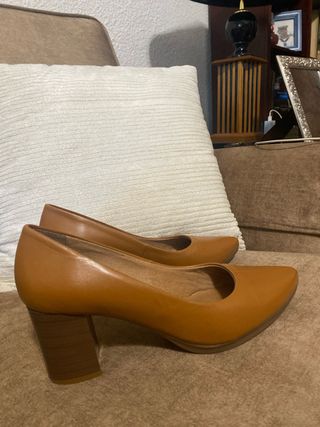 Zapatos de tacón marrones