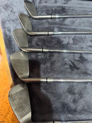 Palos de golf con bolsa y pelotas y carrito