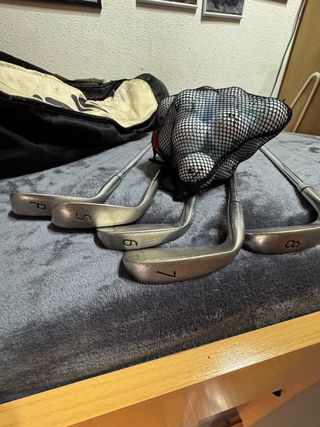Palos de golf con bolsa y pelotas y carrito