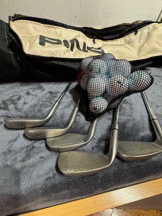 Palos de golf con bolsa y pelotas y carrito