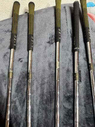 Palos de golf con bolsa y pelotas y carrito