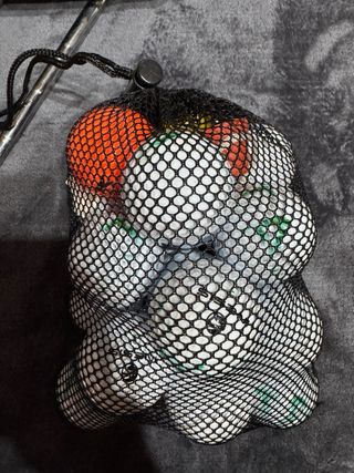 Palos de golf con bolsa y pelotas y carrito