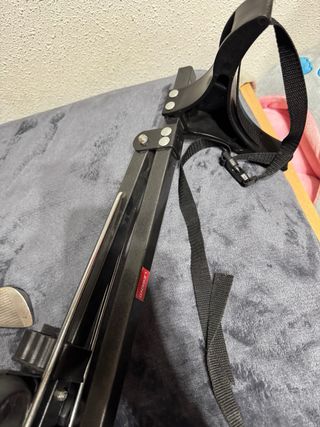Palos de golf con bolsa y pelotas y carrito
