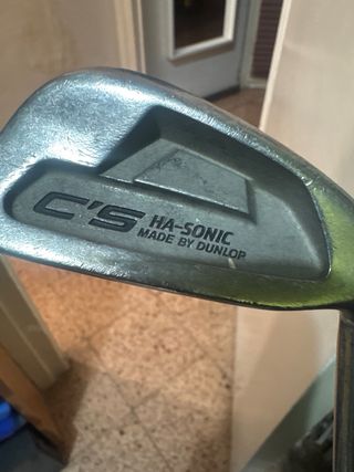 Palos de golf con bolsa y pelotas y carrito
