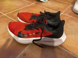 Deportivas Nike Rojas y Negras