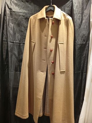 Capa beige sin mangas mujer