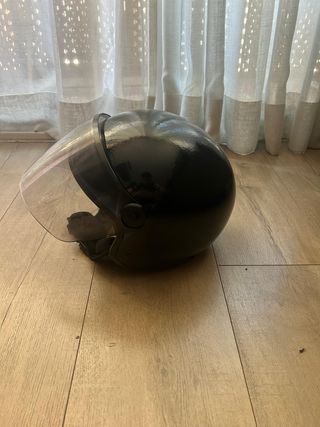 Casco de moto negro con visera