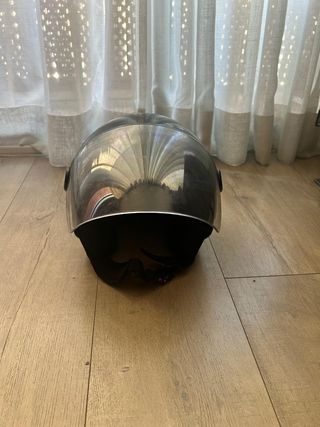 Casco de moto negro con visera