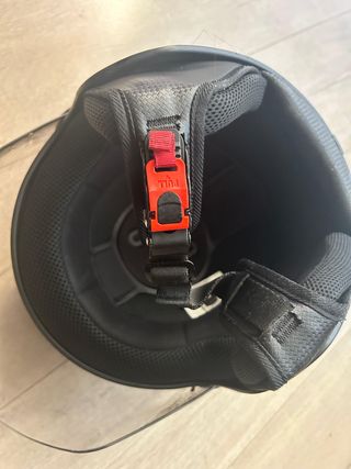 Casco de moto negro con visera