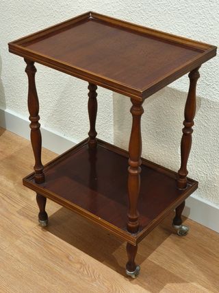 Mesita auxiliar de madera con ruedas