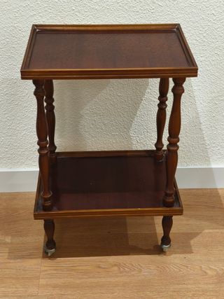 Mesita auxiliar de madera con ruedas
