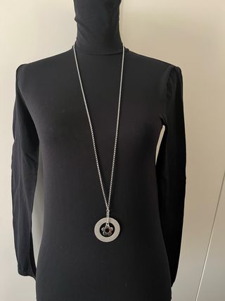 Collana lunga in metallo con ciondolo