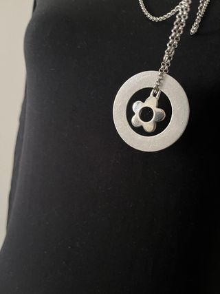 Collana lunga in metallo con ciondolo