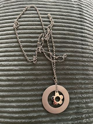 Collana lunga in metallo con ciondolo
