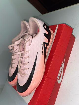 Botas de fútbol Nike Air rosas y negras