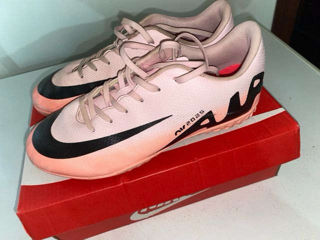 Botas de fútbol Nike Air rosas y negras