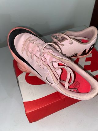 Botas de fútbol Nike Air rosas y negras