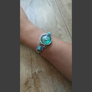 Pulsera con piedra azul y detalles plateados