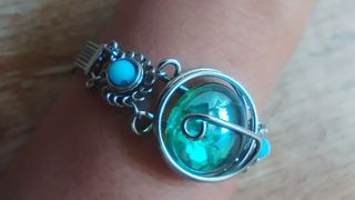 Pulsera con piedra azul y detalles plateados