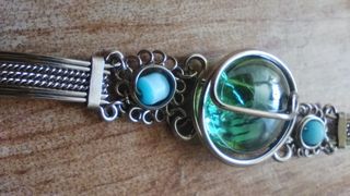 Pulsera con piedra azul y detalles plateados