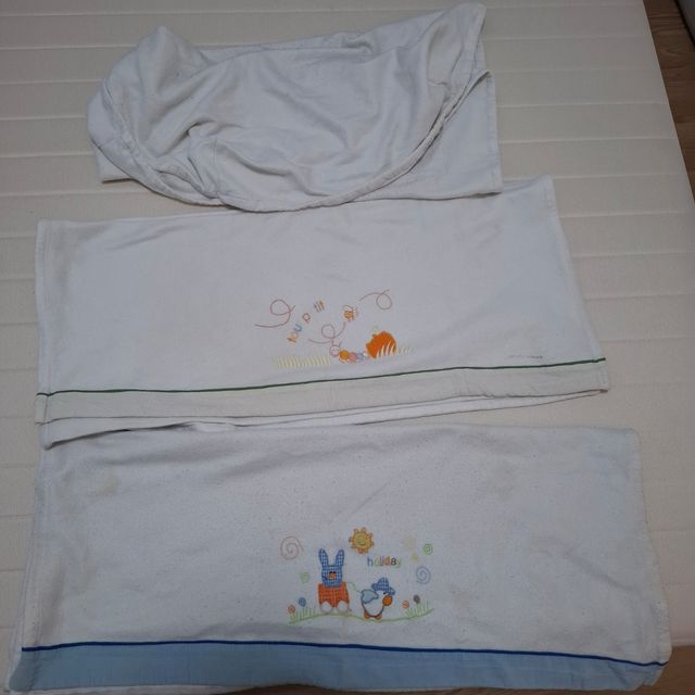 La almohada, funda y manta de la cuna bordada