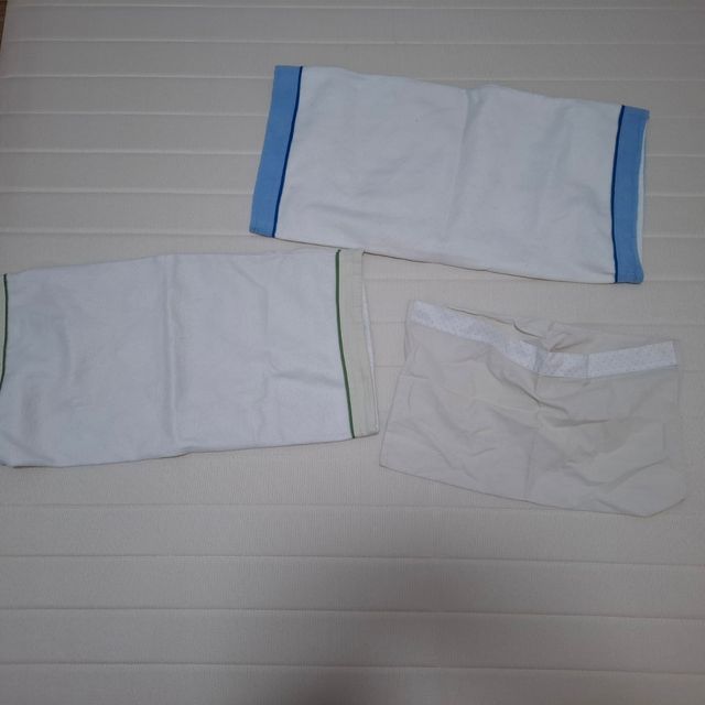 La almohada, funda y manta de la cuna bordada