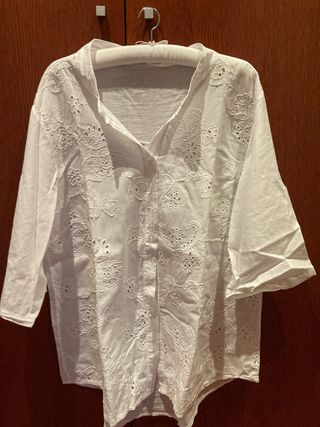 Blusa blanca con bordados (XL - XXL)