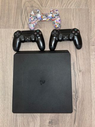 PS4 Slim + 2 mandos y funda