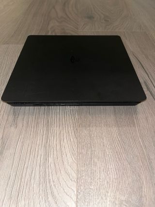PS4 Slim + 2 mandos y funda