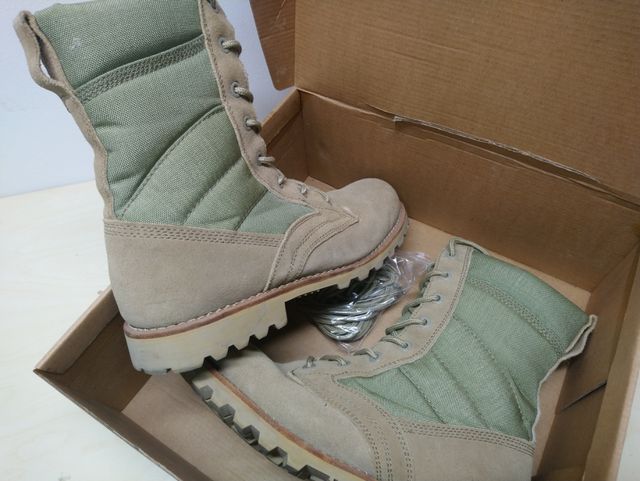 Botas de caña alta beige y verde oliva