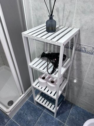 Estantería de madera blanca para baño
