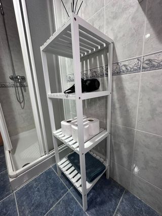 Estantería de madera blanca para baño
