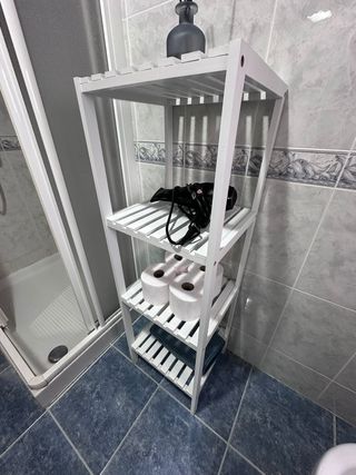 Estantería de madera blanca para baño