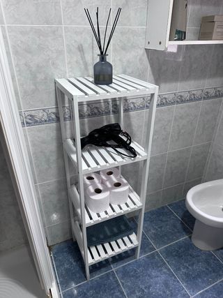 Estantería de madera blanca para baño