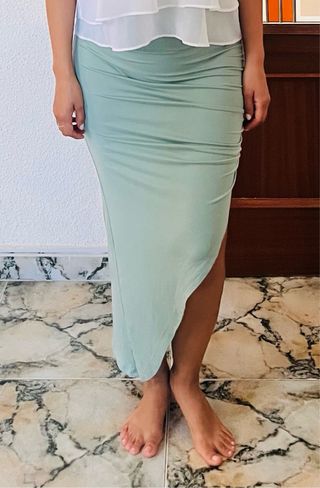 Falda verde midi asimétrica