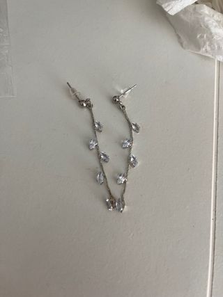 Pendientes largos plateados con pedrería
