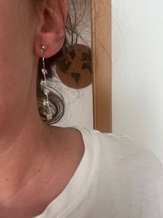 Pendientes largos plateados con pedrería