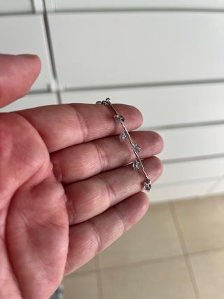 Pendientes largos plateados con pedrería
