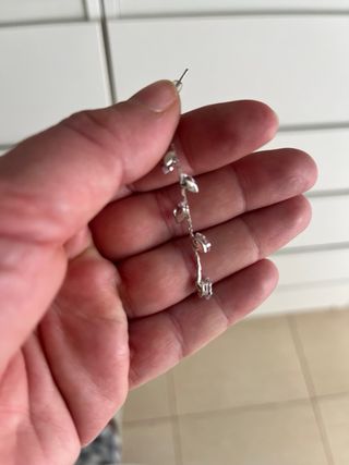 Pendientes largos plateados con pedrería
