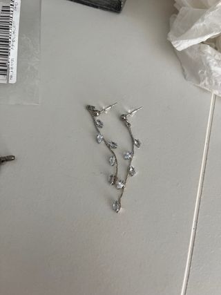 Pendientes largos plateados con pedrería