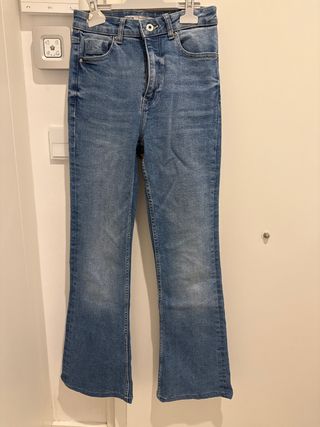 Pantalón vaquero Zara acampanado T36