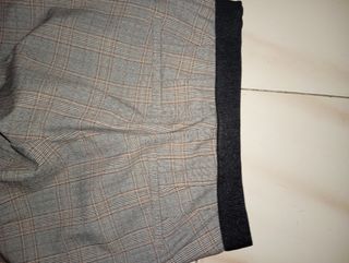 Pantalones de cuadros grises y marrones