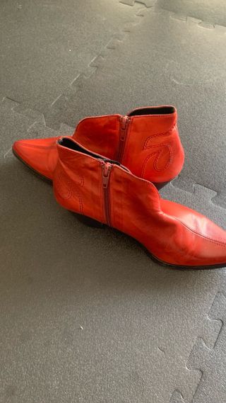 Botines rojos de piel
