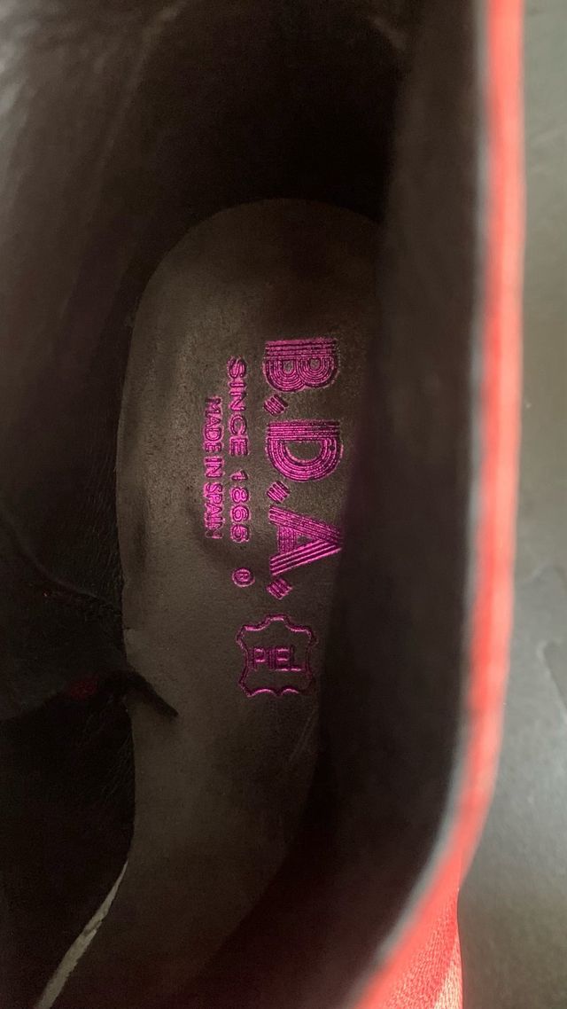 Botines rojos de piel