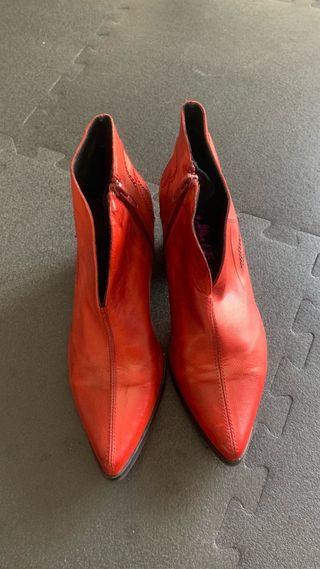 Botines rojos de piel