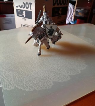 Muñeco caballero medieval con unicornio