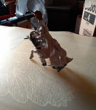 Muñeco caballero medieval con unicornio