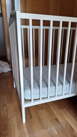 Cuna de madera blanca y colchón 