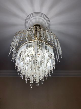 Lámpara de salón dorada y cristal
