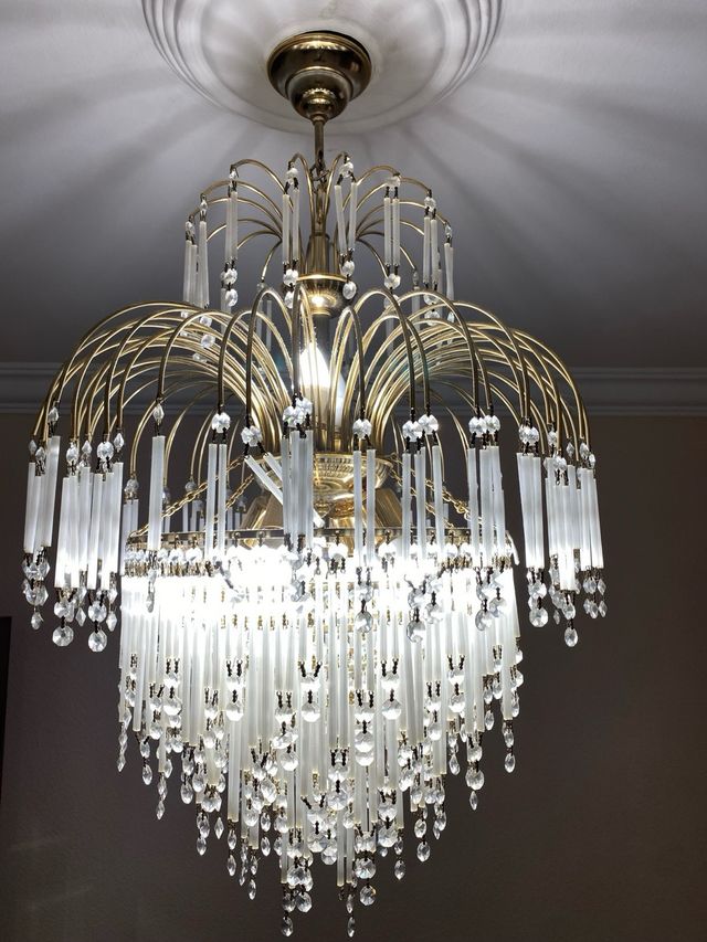 Lámpara de salón dorada y cristal